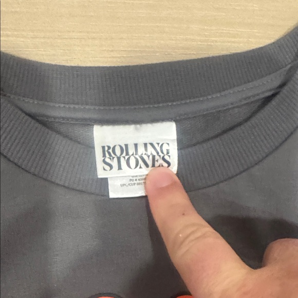 Rolling Stones medium Gray crop top Sweatshirt - Picture 3 of 10